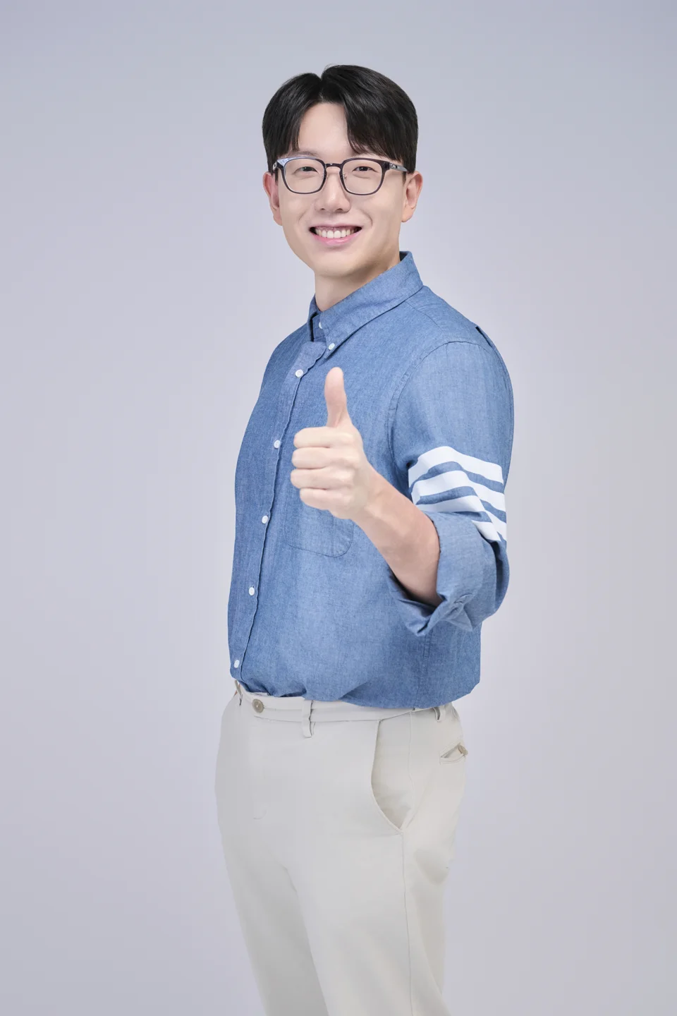 엄지를 들어 응원하는 사종학 원장